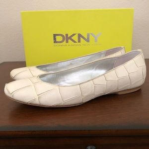 DKNY LEATHER FLATS